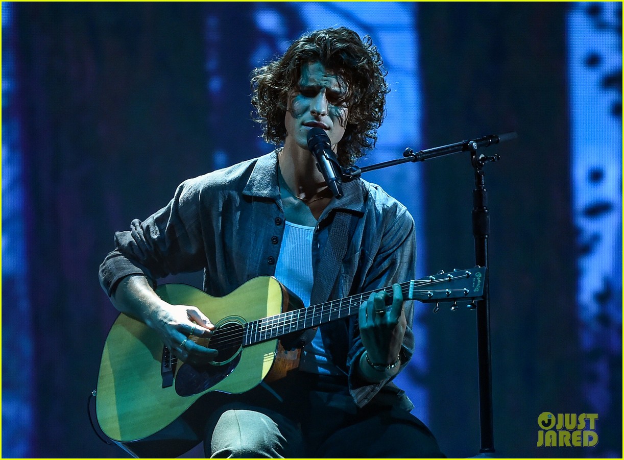 Shawn Mendes & Justin Bieber Perform New Song 'Monster' at American Music Awards 2020