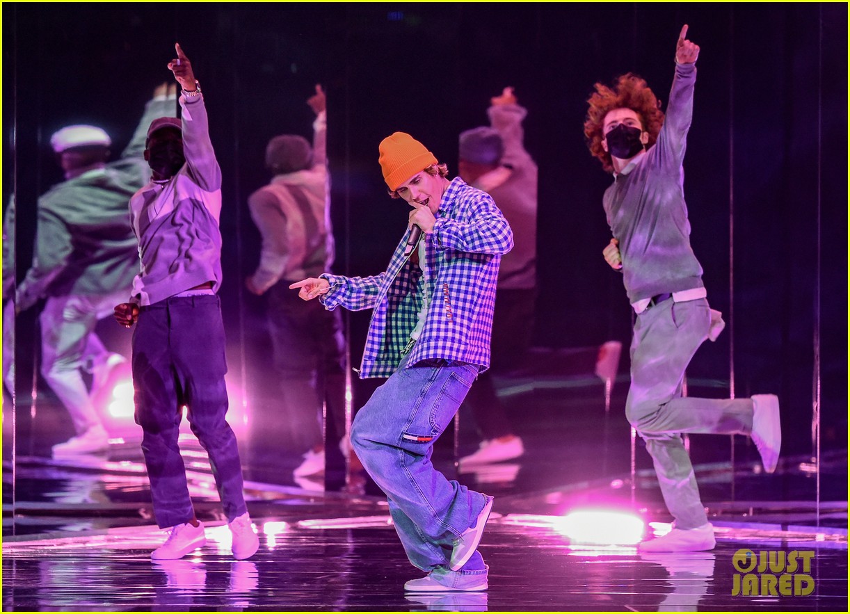 Shawn Mendes & Justin Bieber Perform New Song 'Monster' at American Music Awards 2020