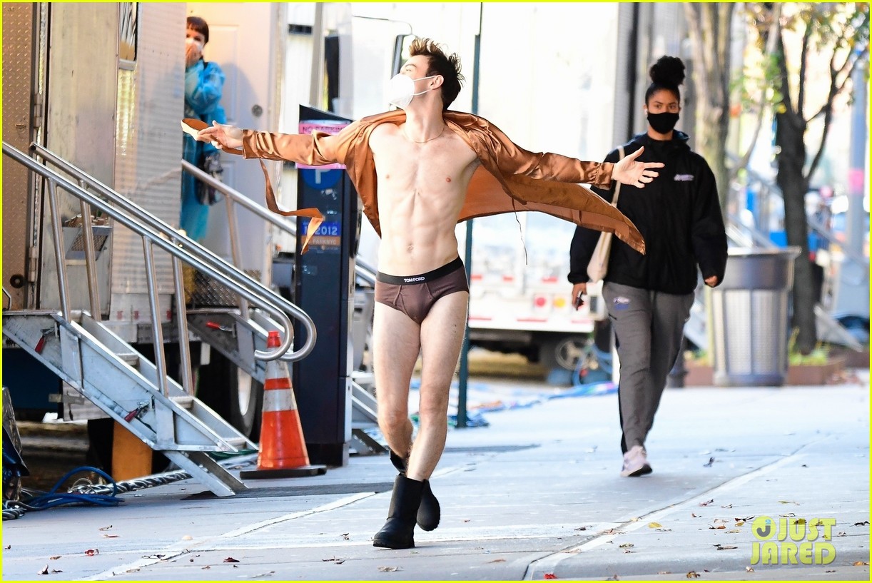 Thomas Doherty Wears Only A Bathrobe On 'Gossip Girl' Set Before Lunch With Co-Stars