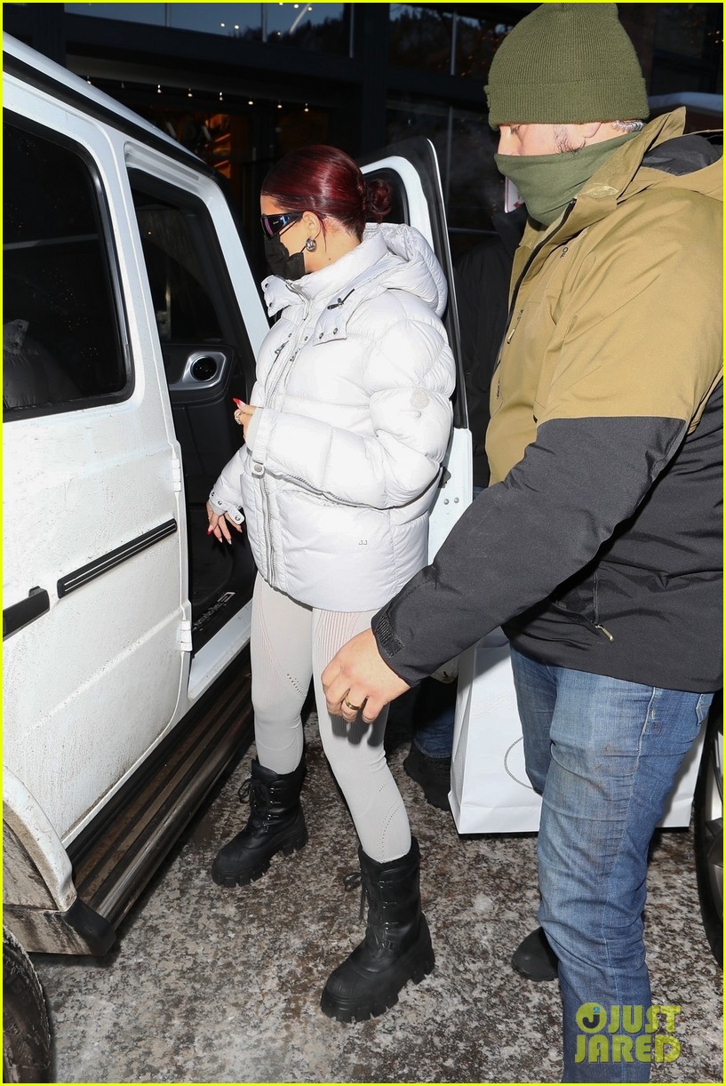 Kendall & Kylie Jenner Bundle Up While Shopping in Aspen