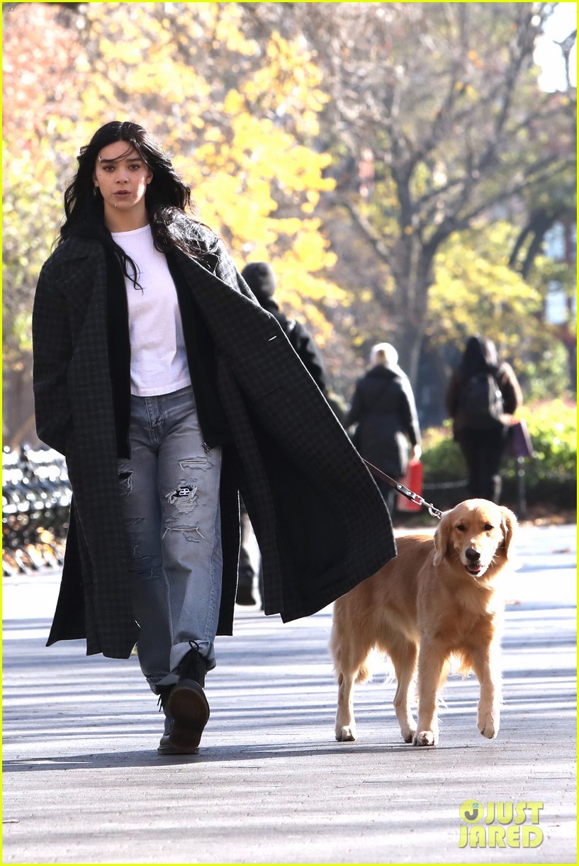 Hailee Steinfeld Films 'Hawkeye' With Jeremy Renner In NYC! (Photos)