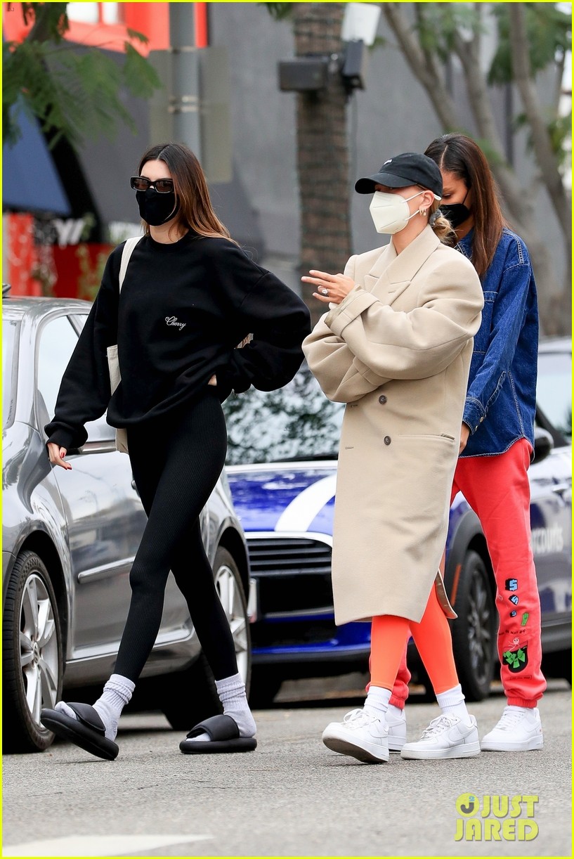 Kendall Jenner Spends the Morning with Hailey Bieber & Joan Smalls!