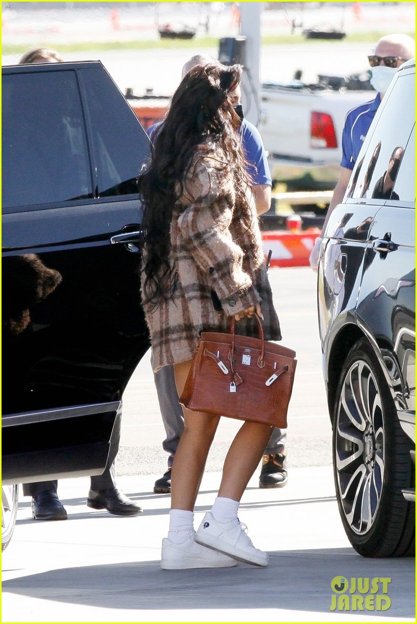 Kylie Jenner Arrives For Private Flight For Weekend Getaway