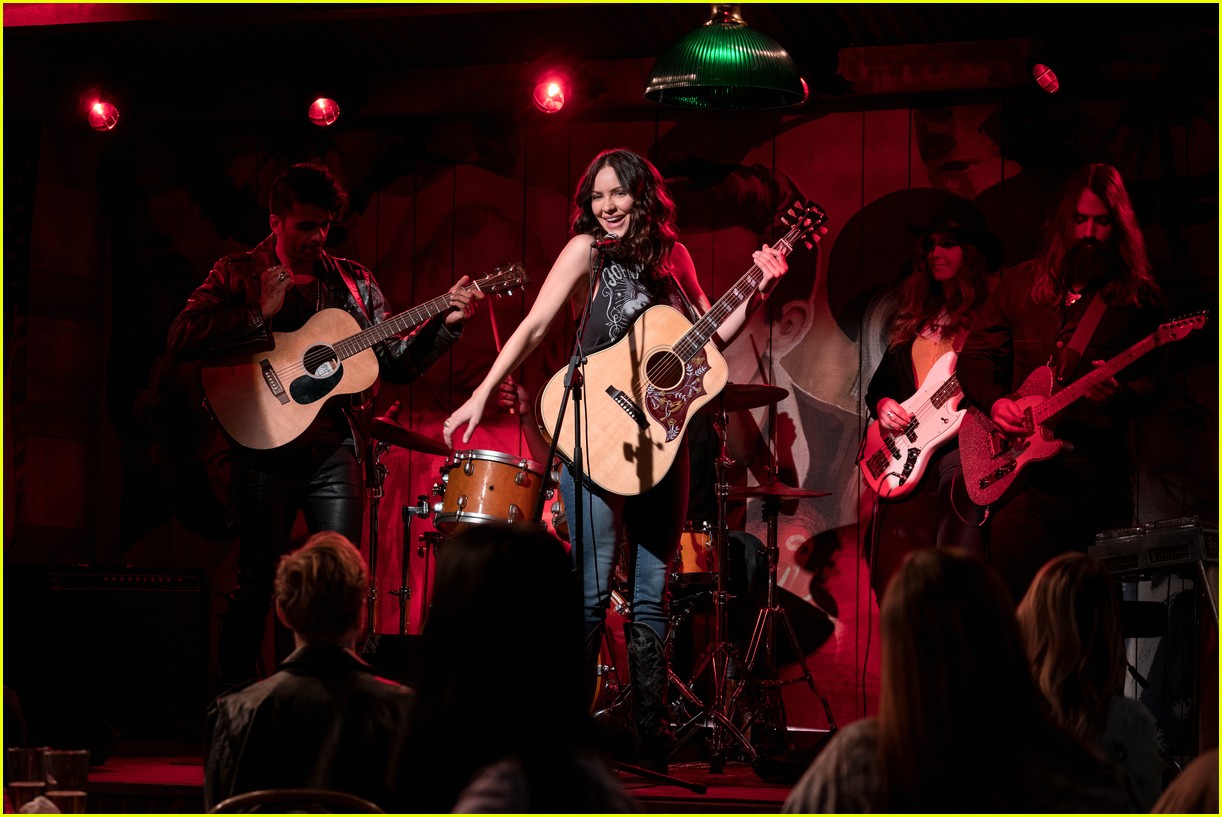 Ricardo Hurtado Stars In First Look Photos at New Netflix Show 'Country Comfort'!