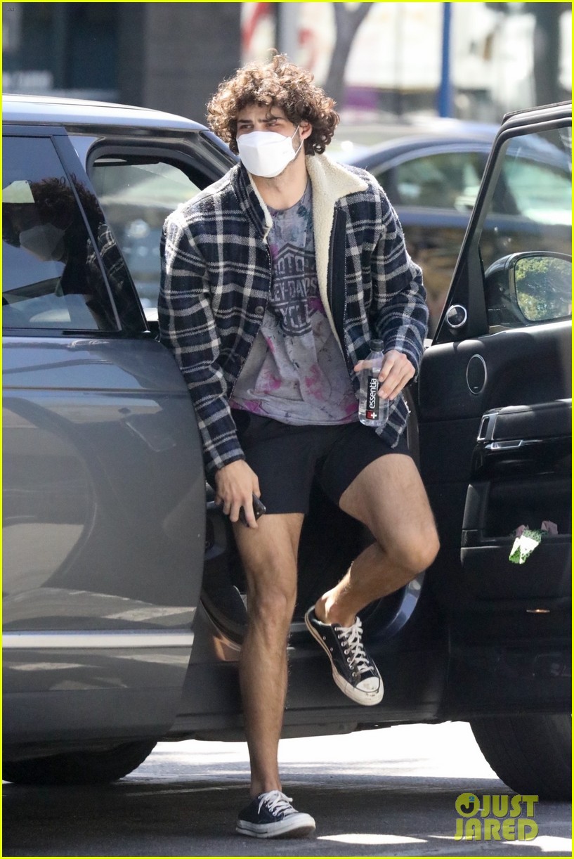 Noah Centineo Hits the Gym with Jacob Elordi!