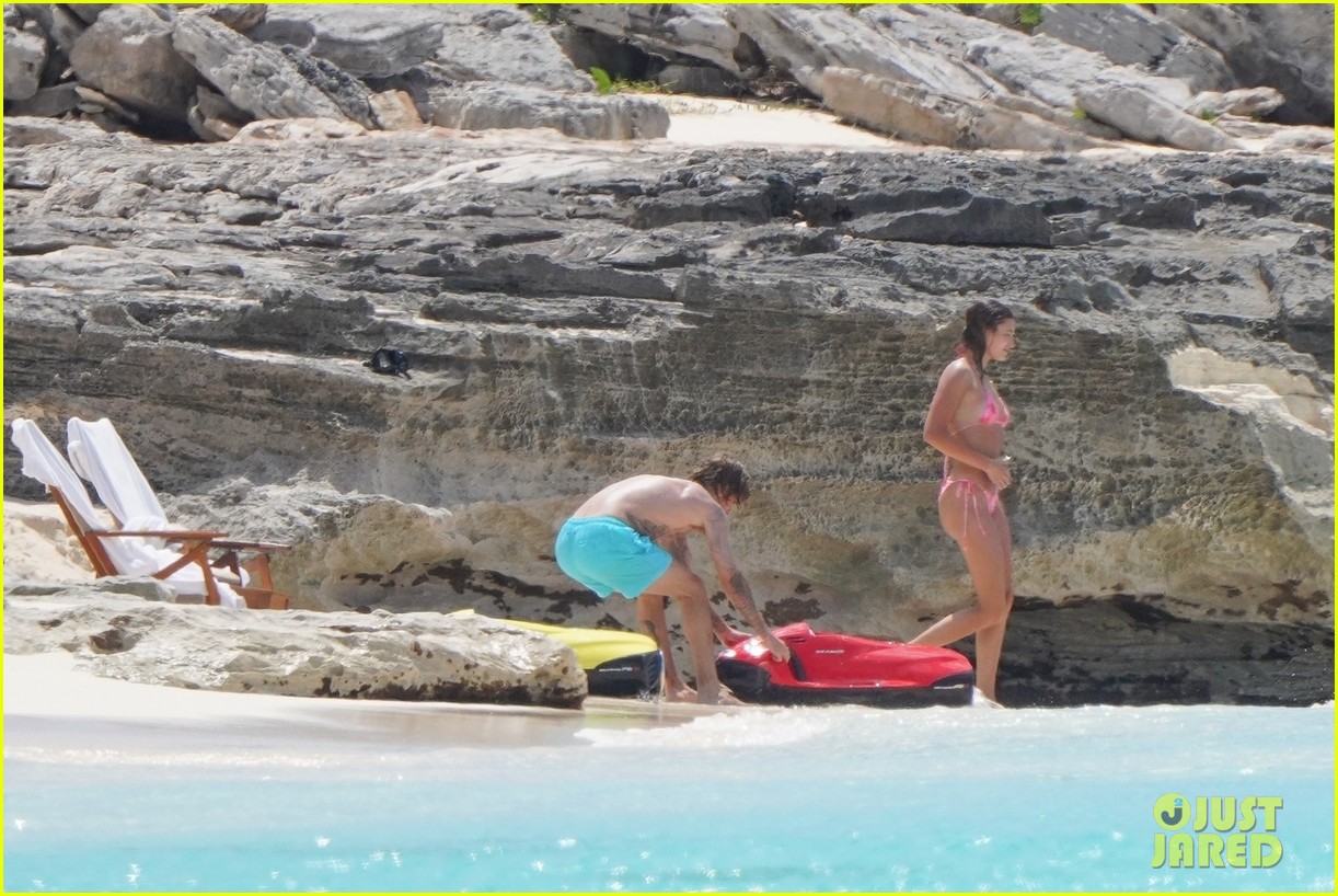 Hailey & Justin Bieber Jetted To Turks & Caicos For Mini Getaway