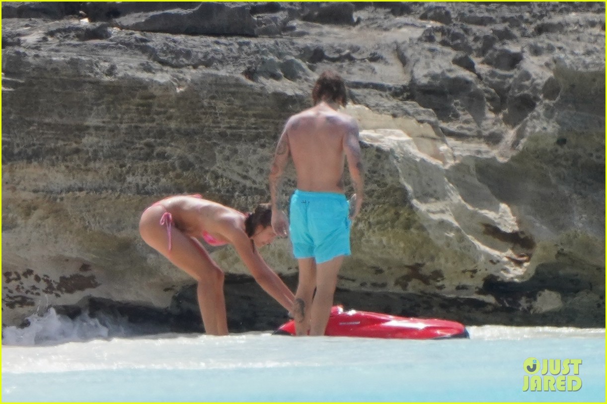 Hailey & Justin Bieber Jetted To Turks & Caicos For Mini Getaway