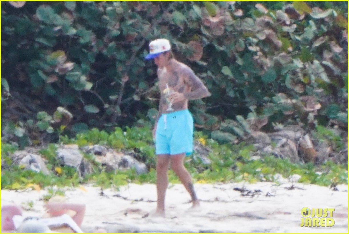 Hailey & Justin Bieber Jetted To Turks & Caicos For Mini Getaway