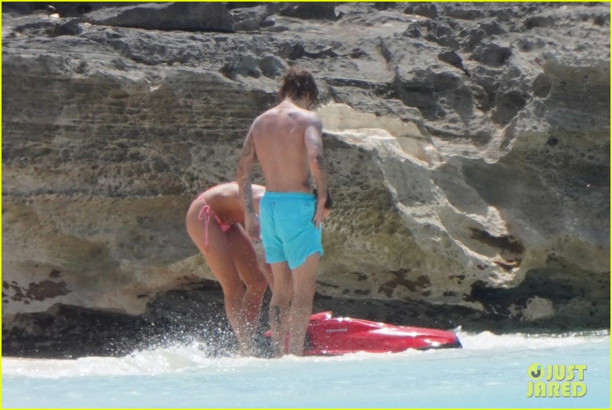 Hailey & Justin Bieber Jetted To Turks & Caicos For Mini Getaway