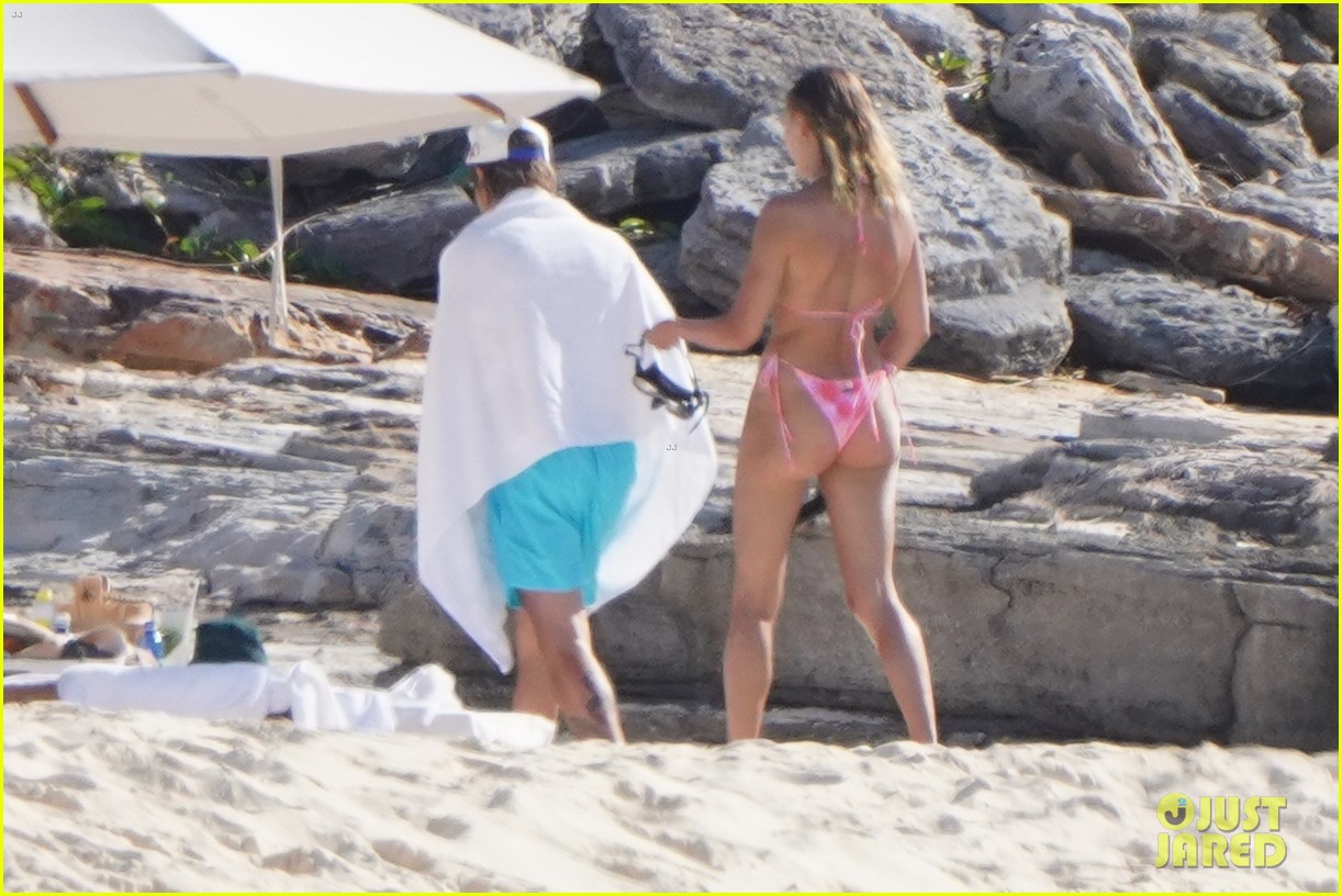Hailey & Justin Bieber Jetted To Turks & Caicos For Mini Getaway