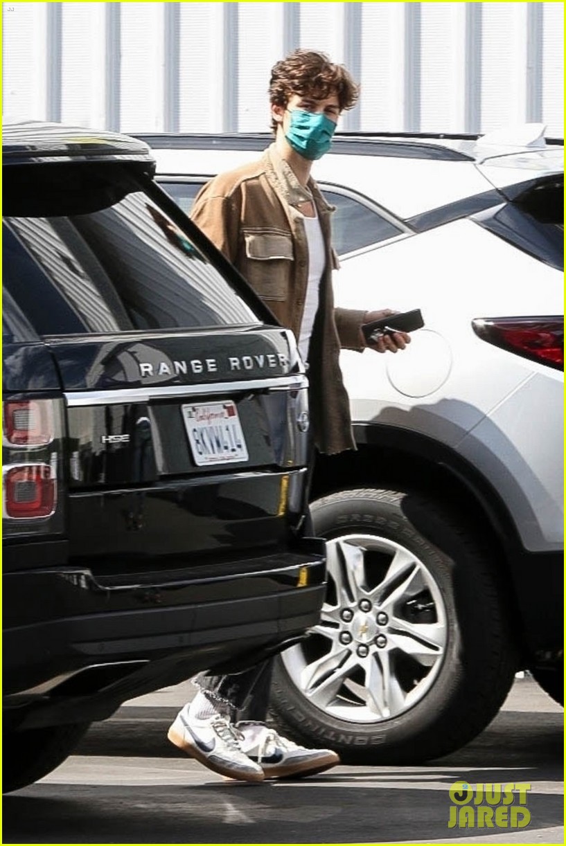 Shawn Mendes Steps Out to Get a COVID-19 Test