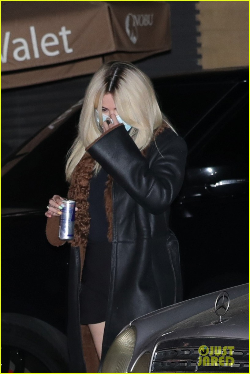 Newly Blonde Selena Gomez Grabs Dinner with Friends in Malibu!