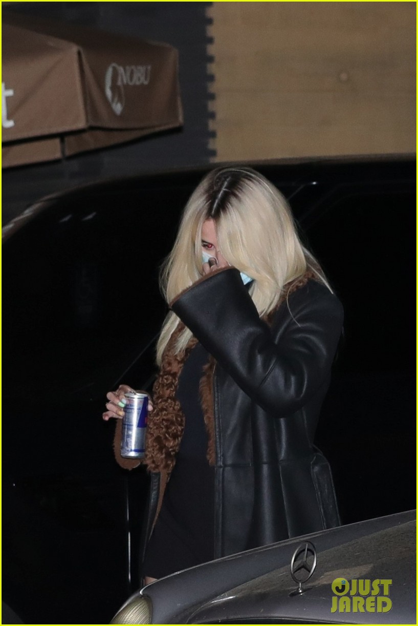 Newly Blonde Selena Gomez Grabs Dinner with Friends in Malibu!