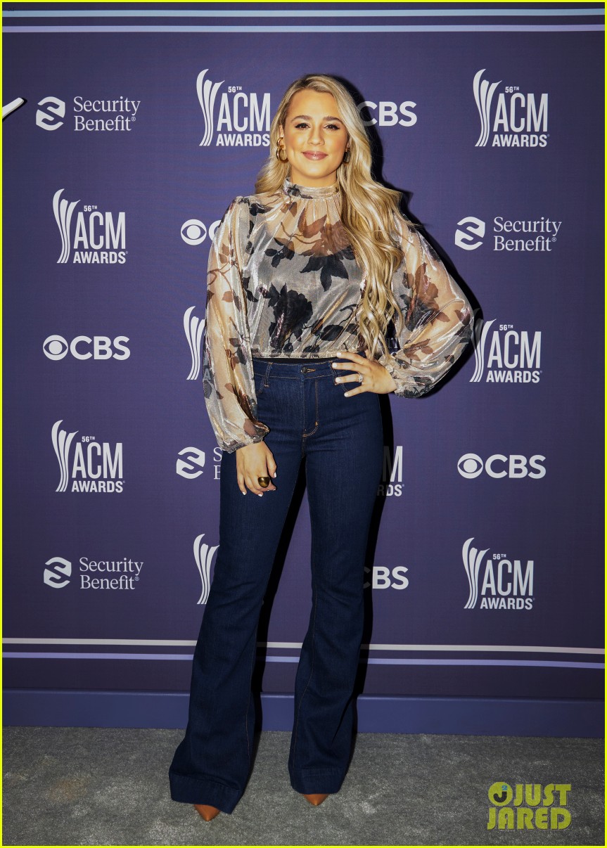 Kelsea Ballerini, Gabby Barrett & Cade Foehner Perform at ACM Awards 2021