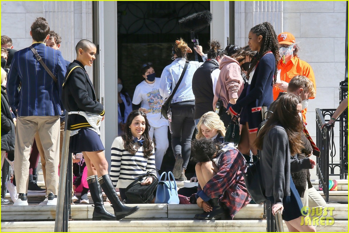 Thomas Doherty Spotted On 'Gossip Girl' Set After It Was Revealed He's Seeing Someone New