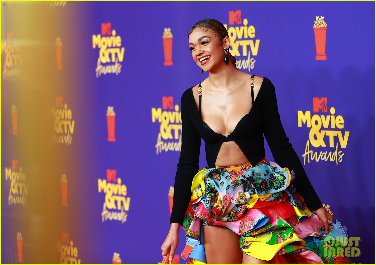 Outer Banks' Madelyn Cline & Chase Stokes Meet Up With Co-Stars at MTV Movie & TV Awards 2021!