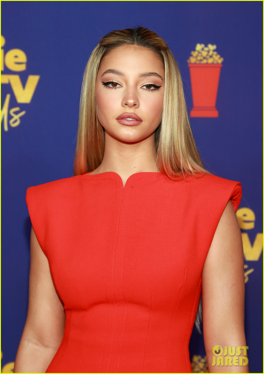 Outer Banks' Madelyn Cline & Chase Stokes Meet Up With Co-Stars at MTV Movie & TV Awards 2021!