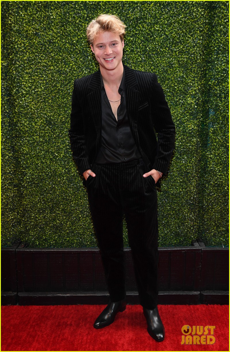 Outer Banks' Madelyn Cline & Chase Stokes Meet Up With Co-Stars at MTV Movie & TV Awards 2021!