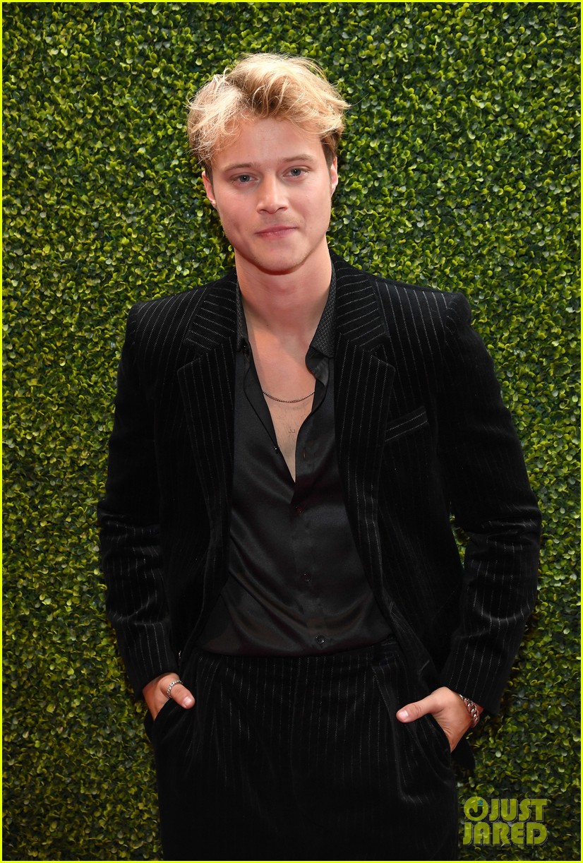 Outer Banks' Madelyn Cline & Chase Stokes Meet Up With Co-Stars at MTV Movie & TV Awards 2021!