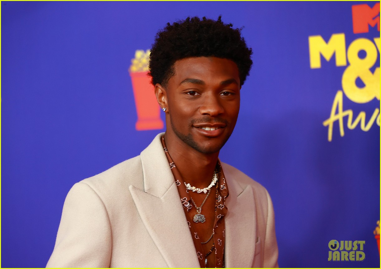 Outer Banks' Madelyn Cline & Chase Stokes Meet Up With Co-Stars at MTV Movie & TV Awards 2021!