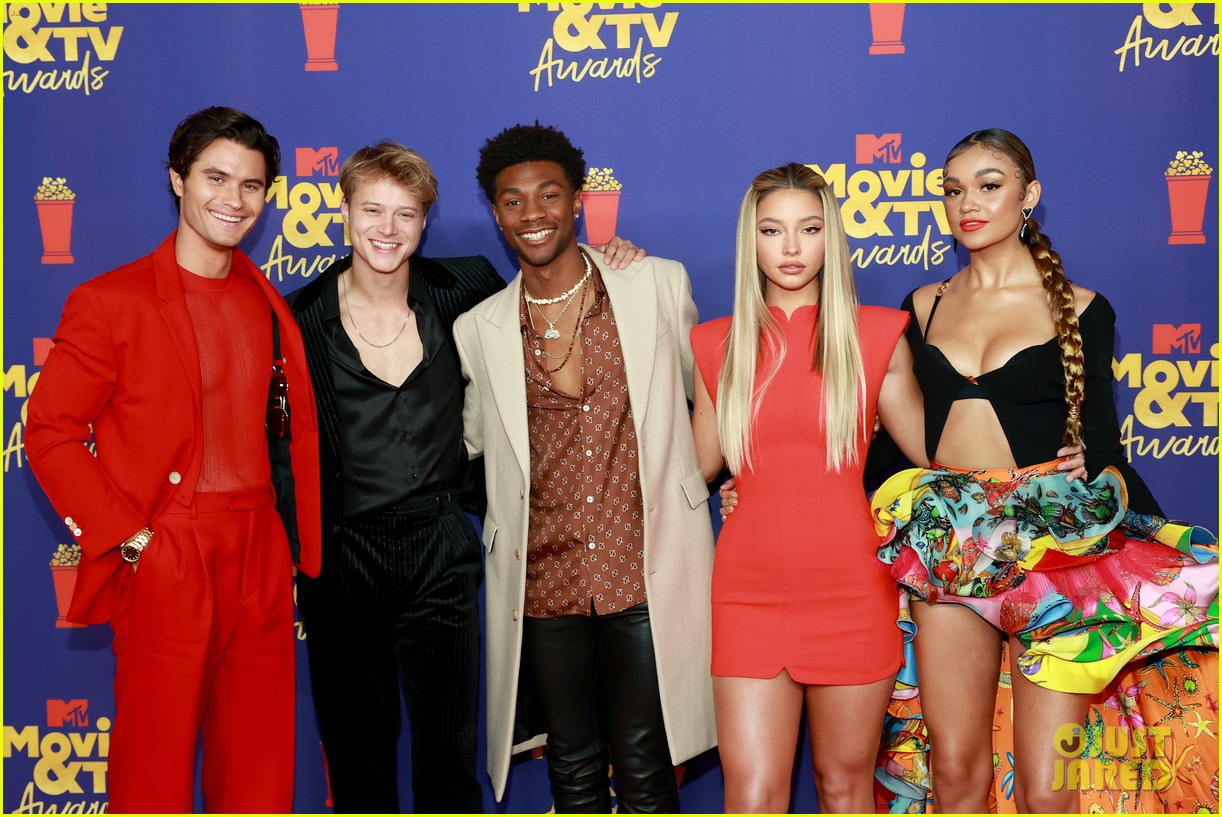 Outer Banks' Madelyn Cline & Chase Stokes Meet Up With Co-Stars at MTV Movie & TV Awards 2021!