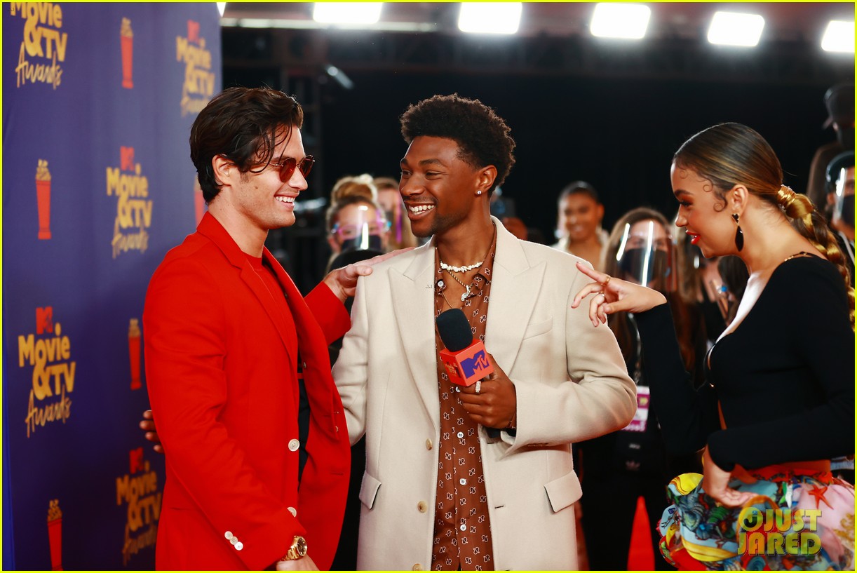 Outer Banks' Madelyn Cline & Chase Stokes Meet Up With Co-Stars at MTV Movie & TV Awards 2021!