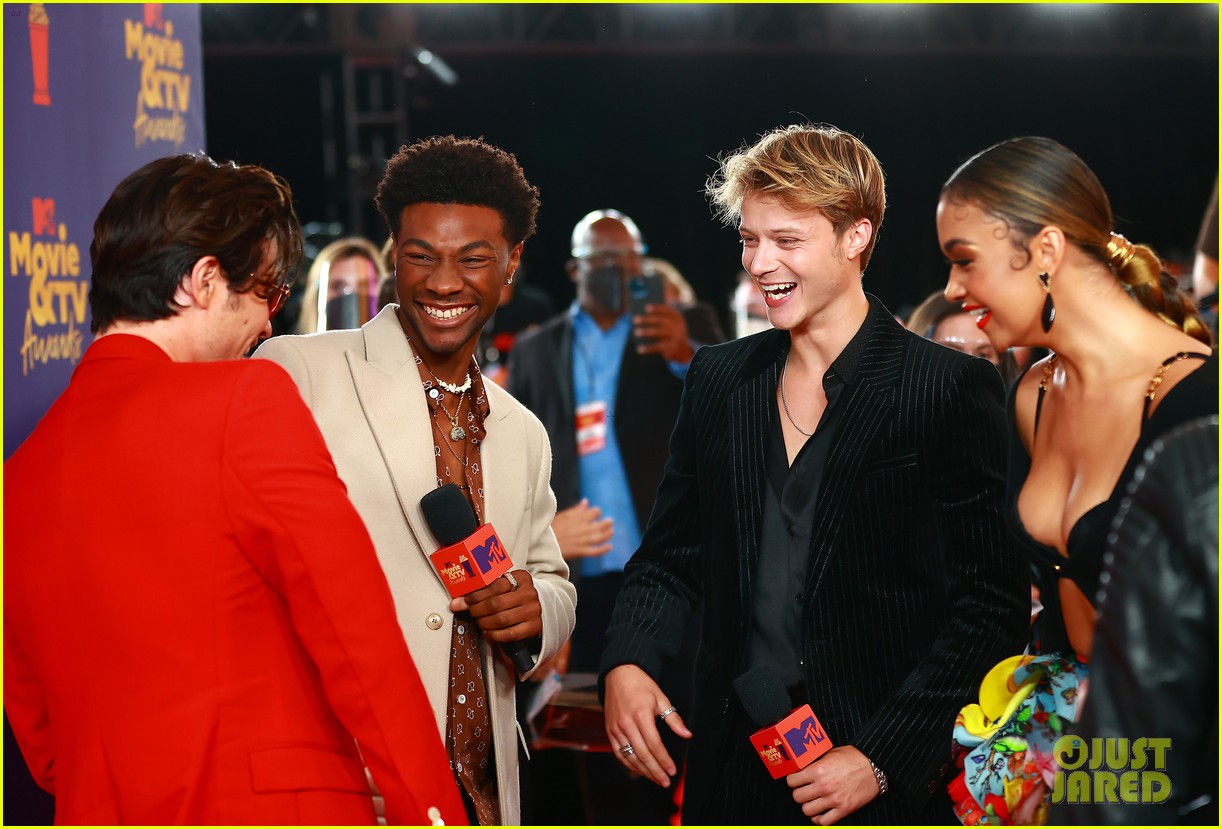 Outer Banks' Madelyn Cline & Chase Stokes Meet Up With Co-Stars at MTV Movie & TV Awards 2021!
