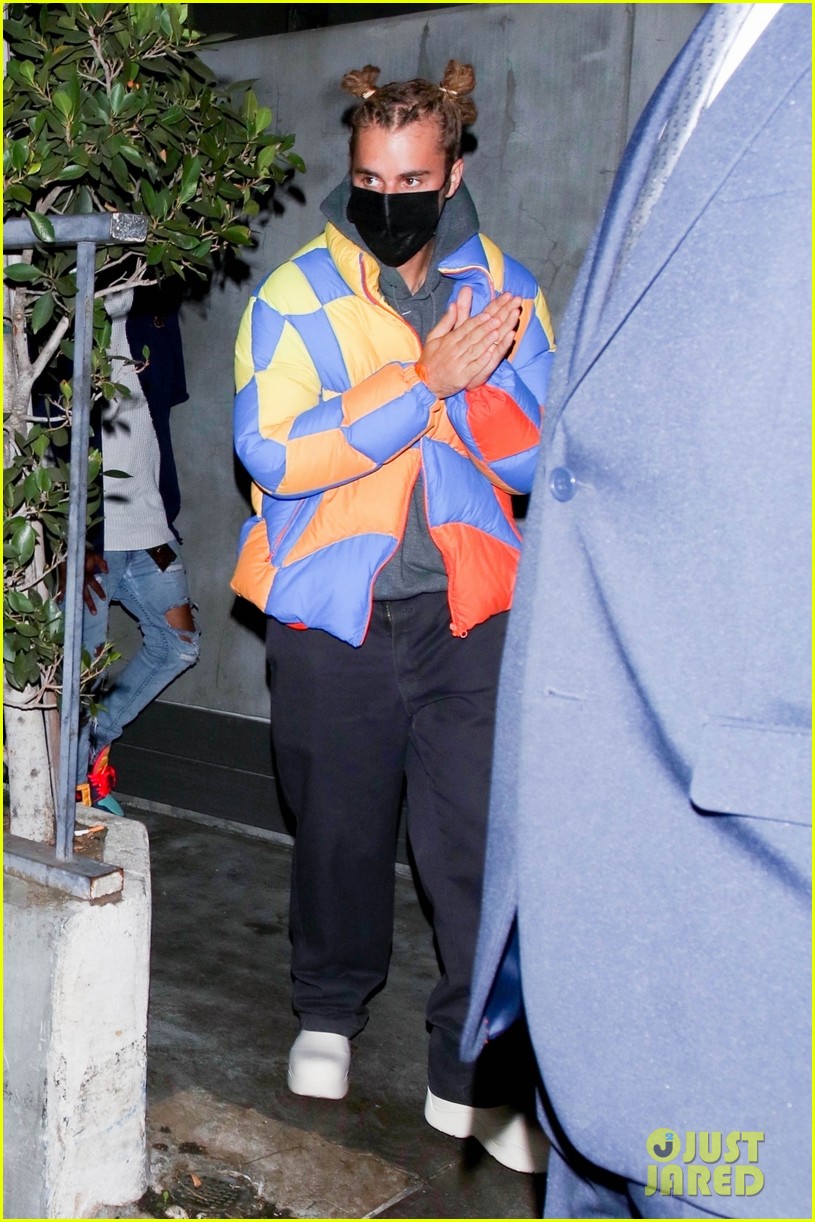 Justin Bieber Shows Off His Unique Style While Out to Dinner with Friends