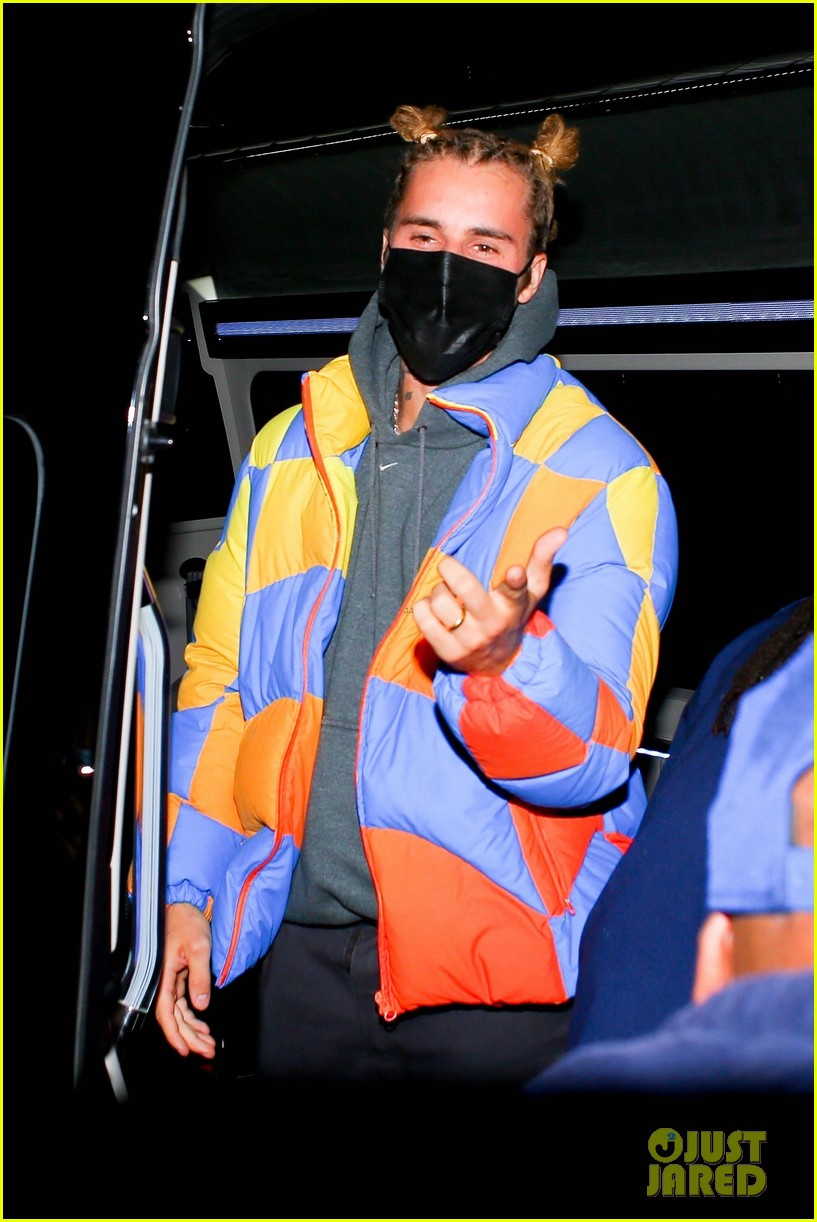 Justin Bieber Shows Off His Unique Style While Out to Dinner with Friends