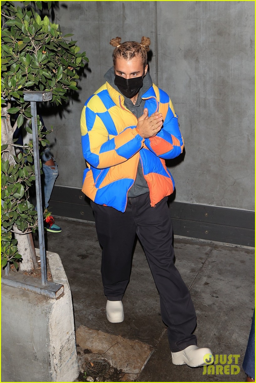 Justin Bieber Shows Off His Unique Style While Out to Dinner with Friends