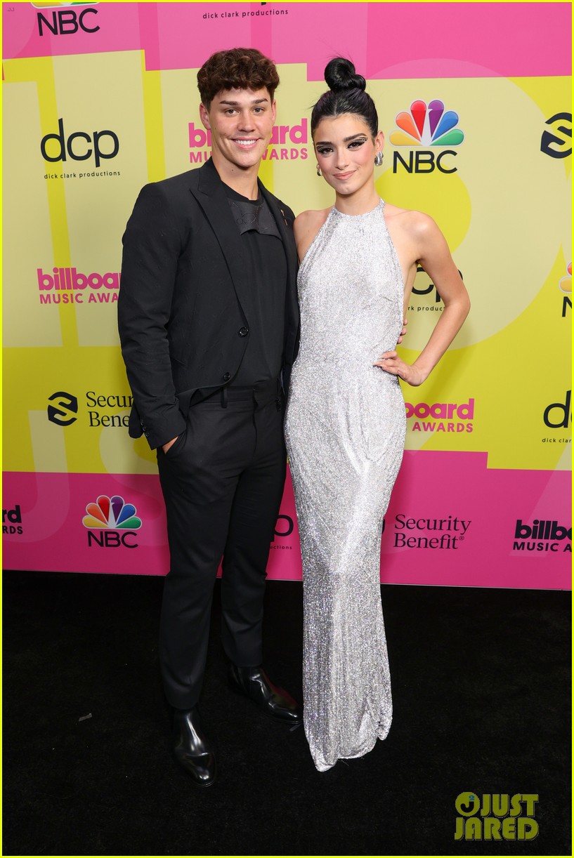 Dixie D'Amelio & Noah Beck Walk First Red Carpet Together at Billboard Music Awards!
