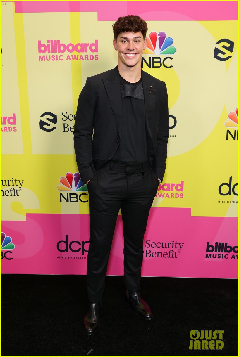 Dixie D'Amelio & Noah Beck Walk First Red Carpet Together at Billboard Music Awards!