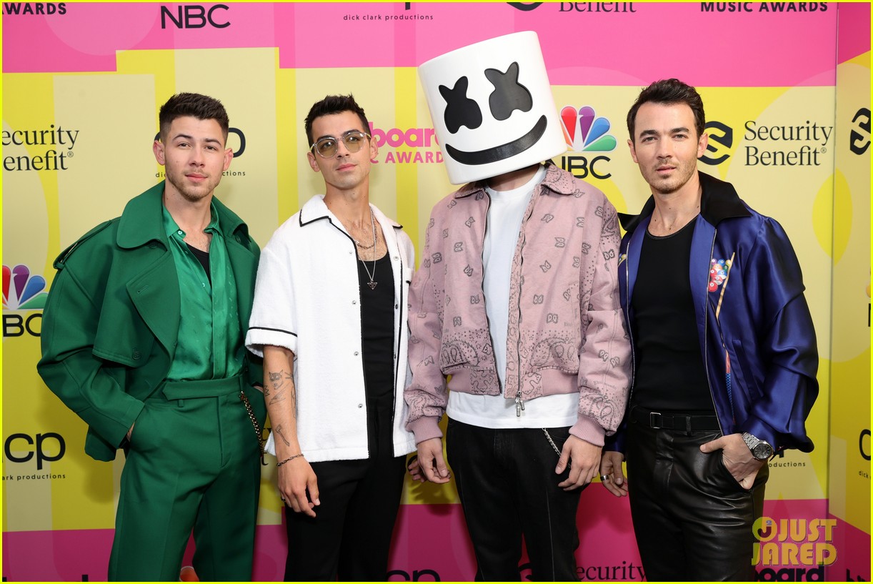 Nick Jonas Joined By Jonas Brothers & Marshmello On Billboard Music Awards 2021 Carpet