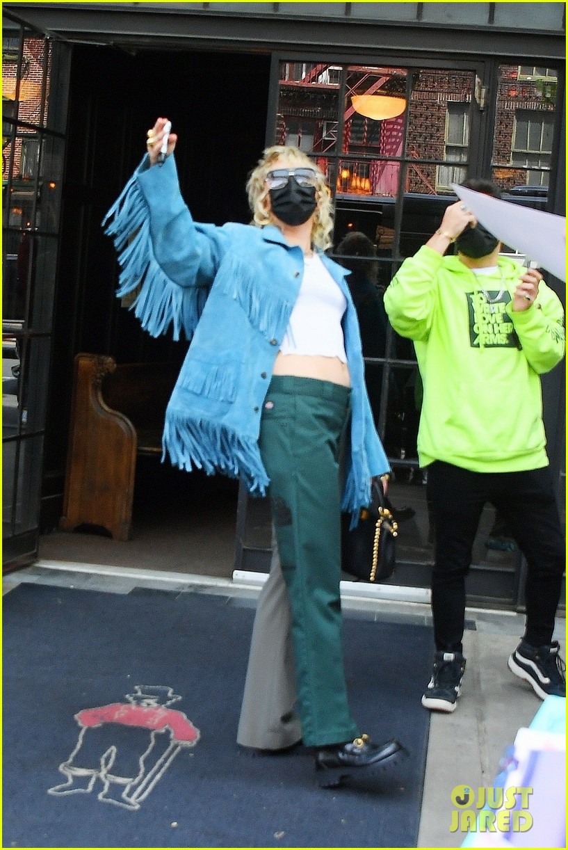 Miley Cyrus Meets & Snaps Pics With Fans Before 'SNL' Rehearsals in NYC