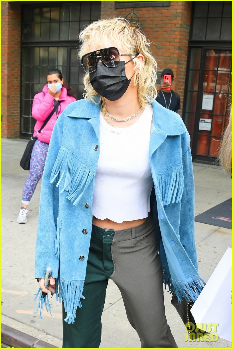 Miley Cyrus Meets & Snaps Pics With Fans Before 'SNL' Rehearsals in NYC