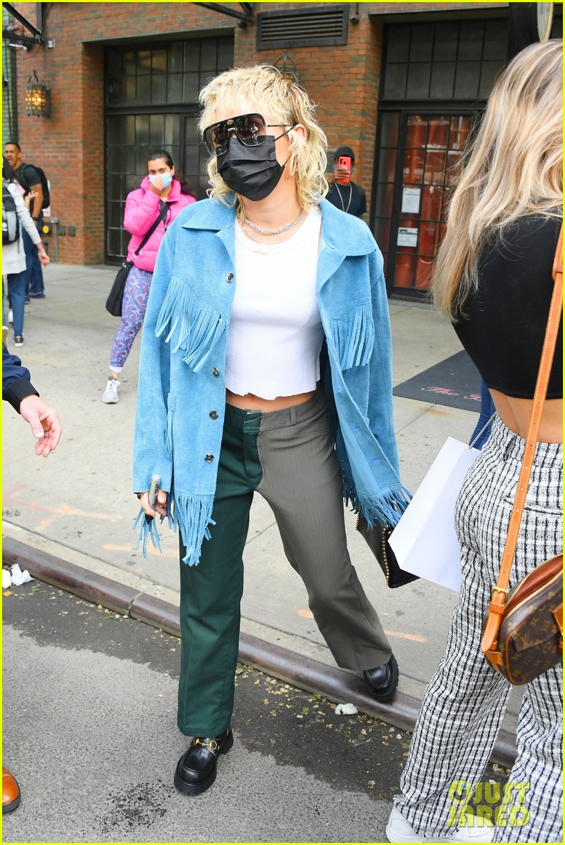Miley Cyrus Meets & Snaps Pics With Fans Before 'SNL' Rehearsals in NYC