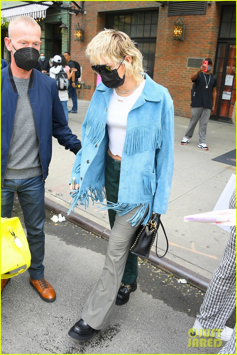 Miley Cyrus Meets & Snaps Pics With Fans Before 'SNL' Rehearsals in NYC