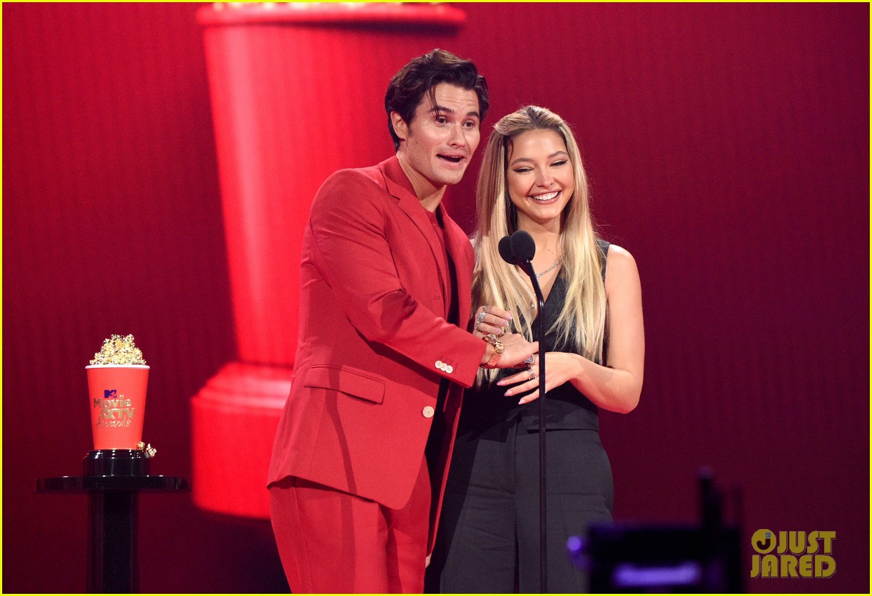 Chase Stokes & Madelyn Cline Celebrate Best Kiss Win With a Kiss at MTV Movie & TV Awards 2021 - Watch!