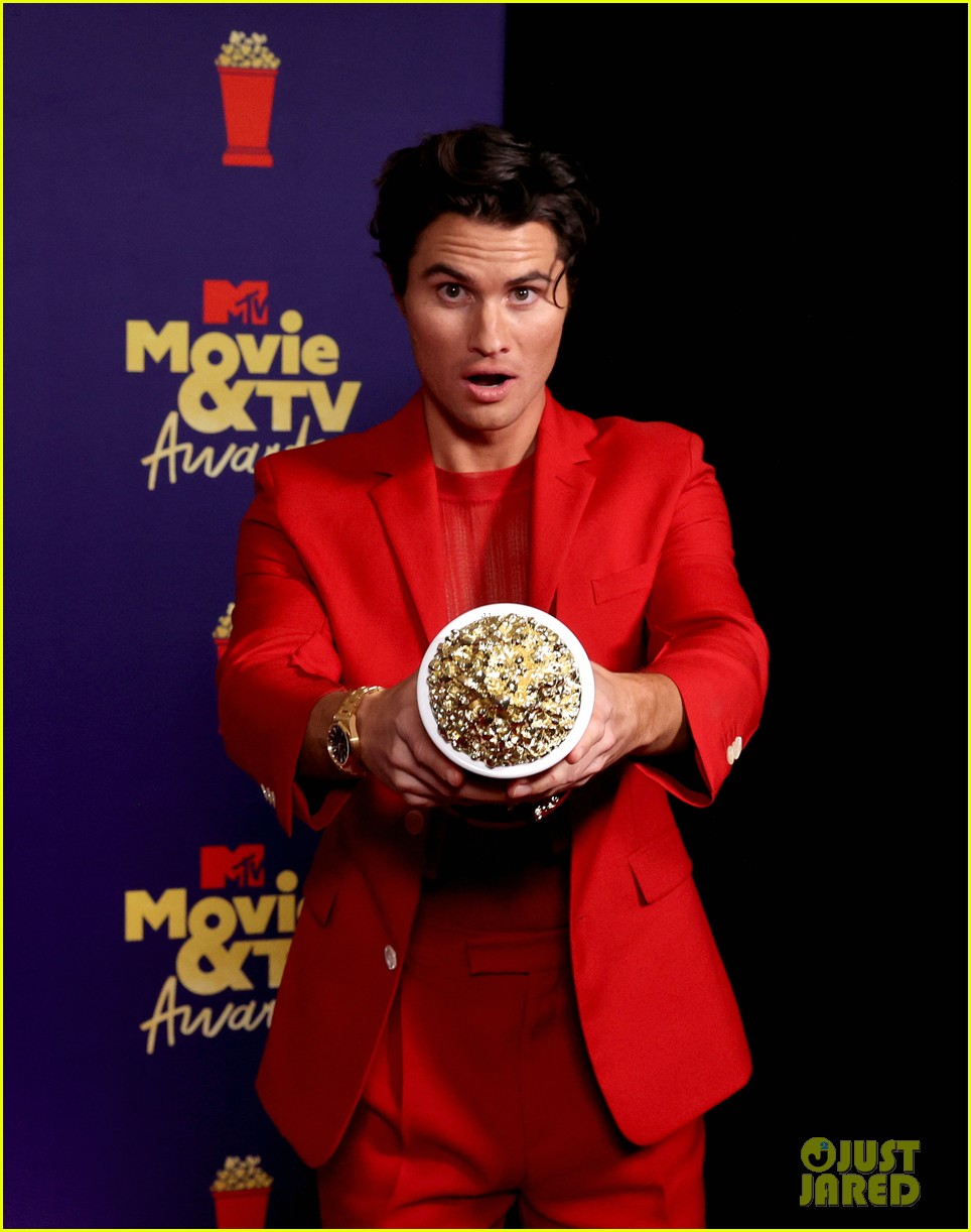 Chase Stokes & Madelyn Cline Celebrate Best Kiss Win With a Kiss at MTV Movie & TV Awards 2021 - Watch!