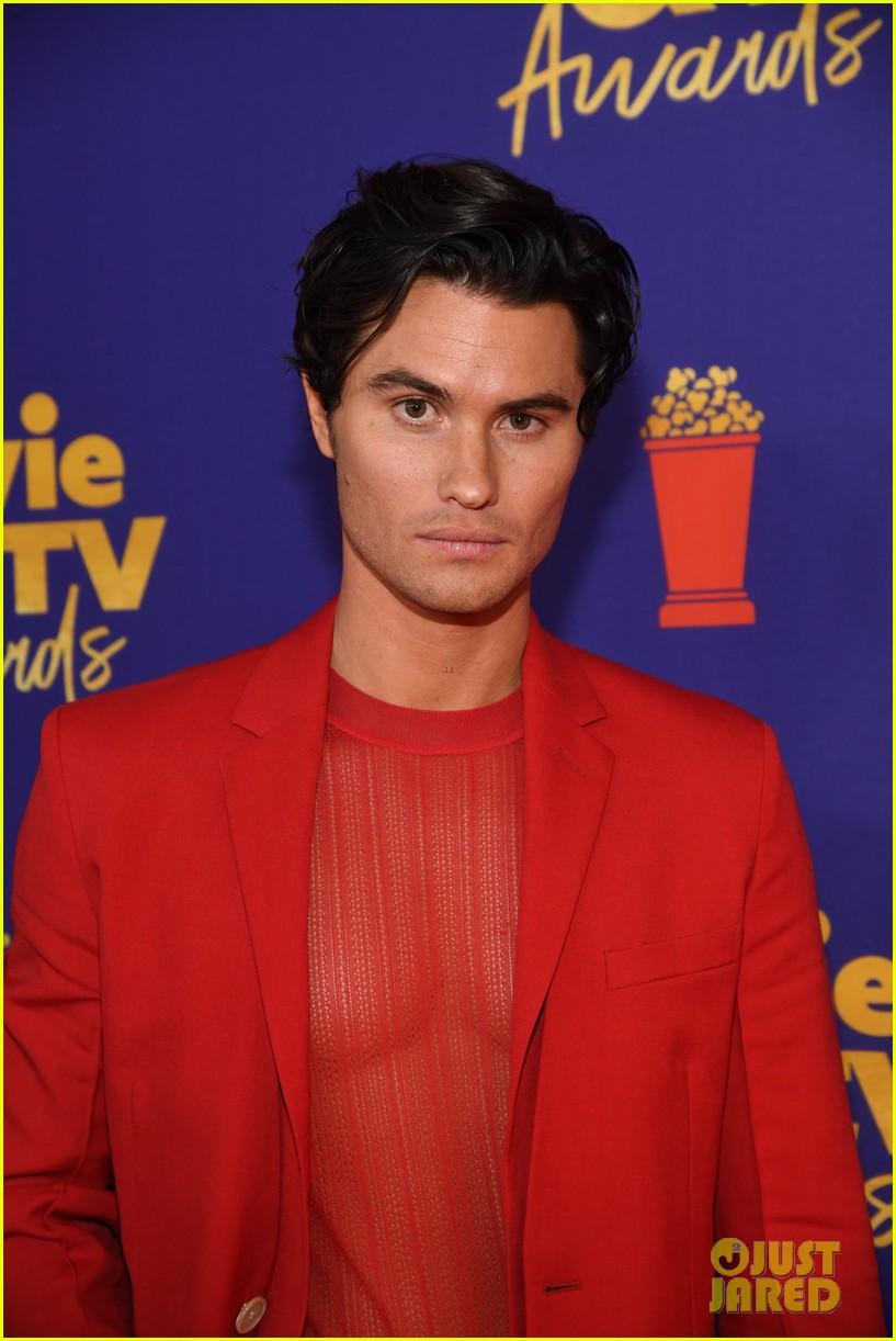 Chase Stokes & Madelyn Cline Celebrate Best Kiss Win With a Kiss at MTV Movie & TV Awards 2021 - Watch!