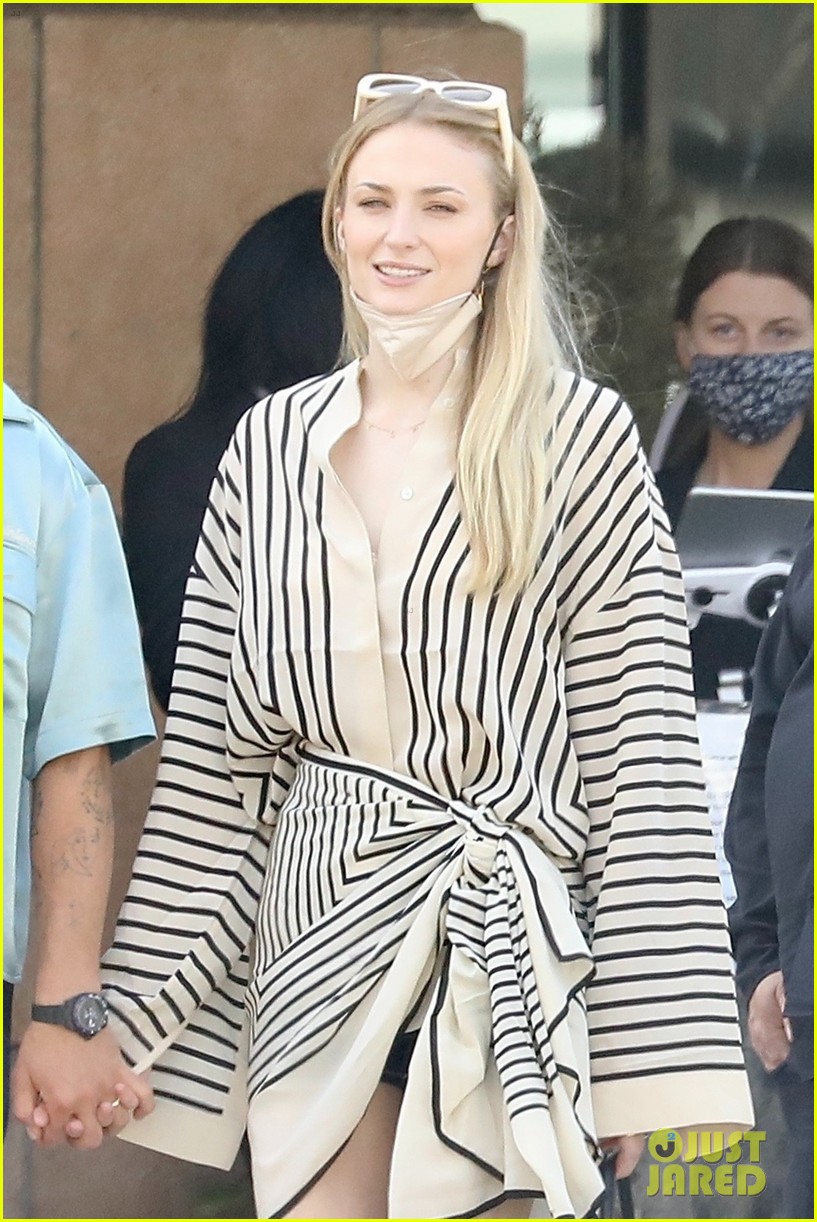 Joe Jonas & Sophie Turner's New Photos Together Are So Sweet!