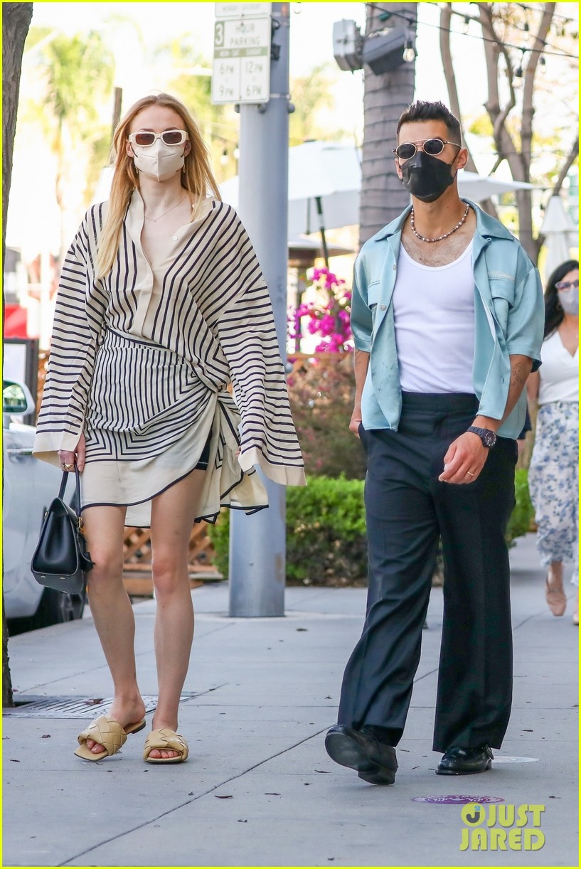 Joe Jonas & Sophie Turner's New Photos Together Are So Sweet!