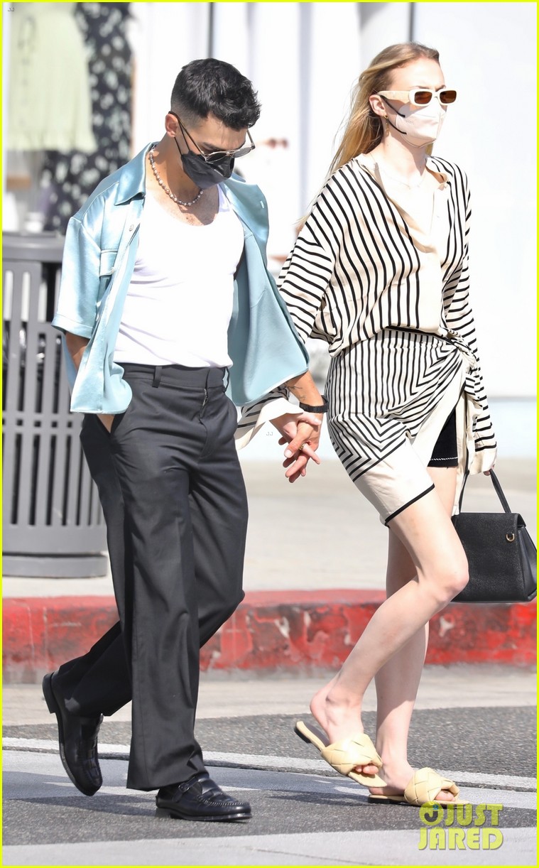 Joe Jonas & Sophie Turner's New Photos Together Are So Sweet!