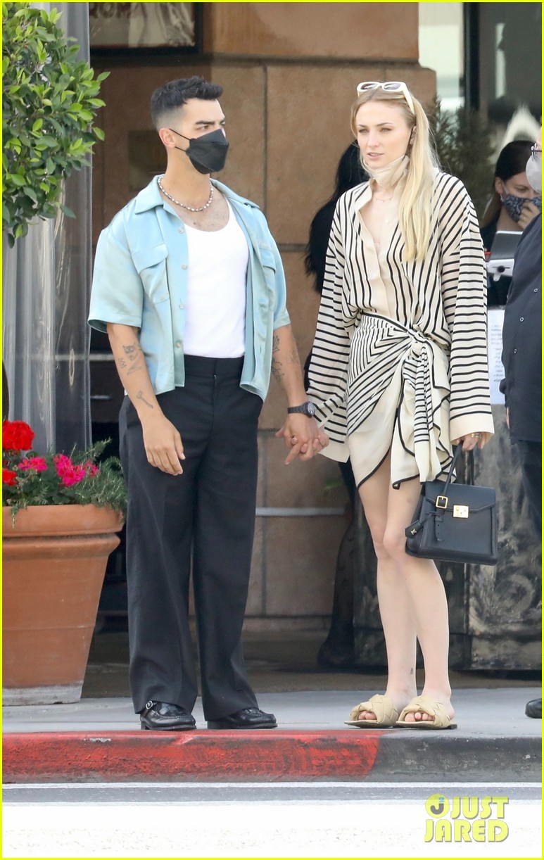 Joe Jonas & Sophie Turner's New Photos Together Are So Sweet!