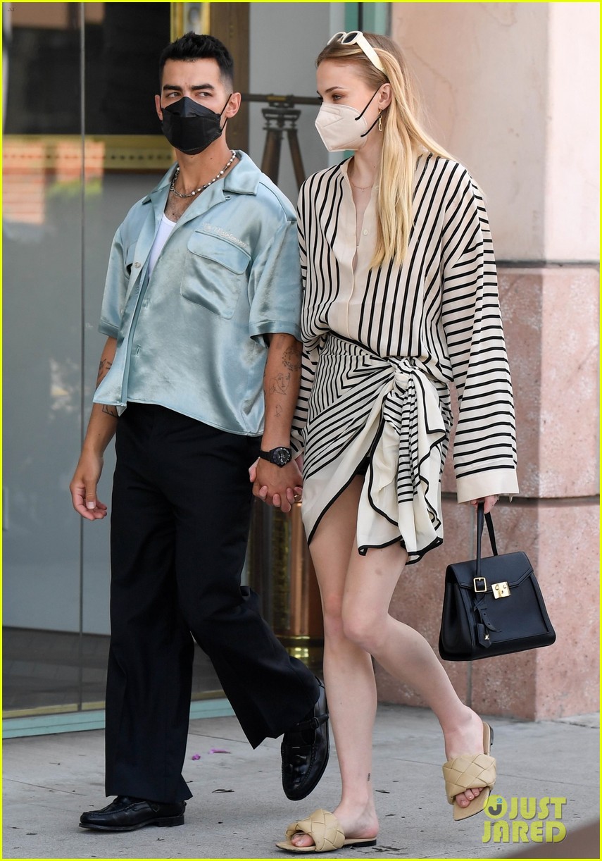 Joe Jonas & Sophie Turner's New Photos Together Are So Sweet!