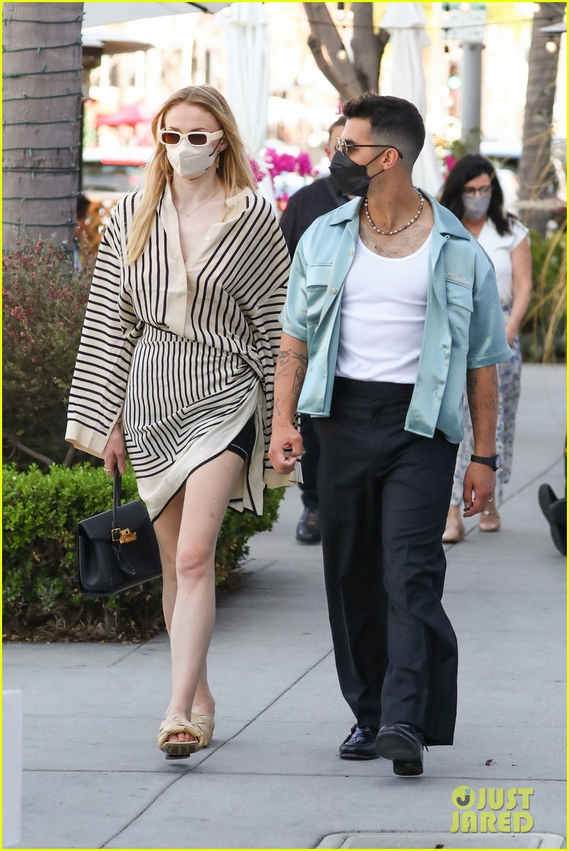 Joe Jonas & Sophie Turner's New Photos Together Are So Sweet!