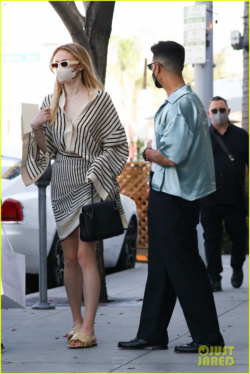 Joe Jonas & Sophie Turner's New Photos Together Are So Sweet!