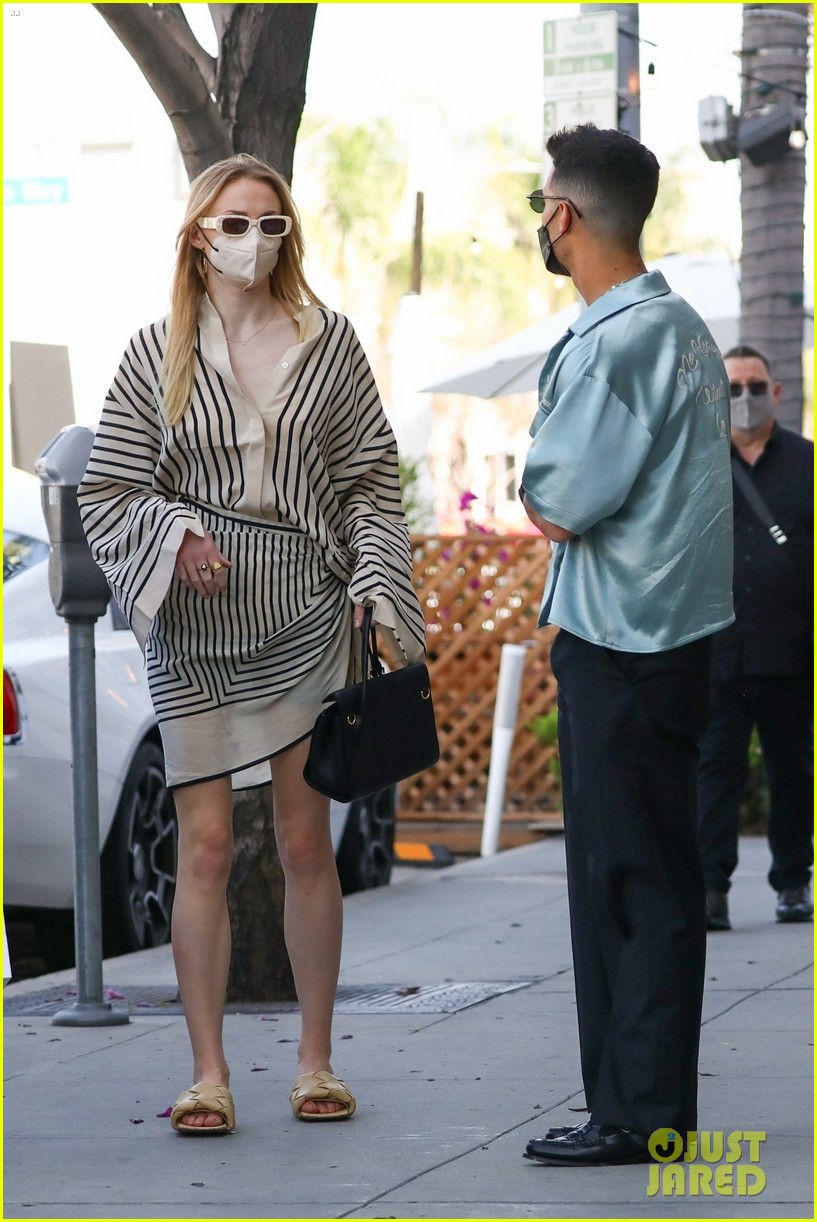 Joe Jonas & Sophie Turner's New Photos Together Are So Sweet!