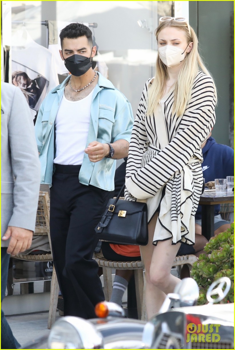 Joe Jonas & Sophie Turner's New Photos Together Are So Sweet!