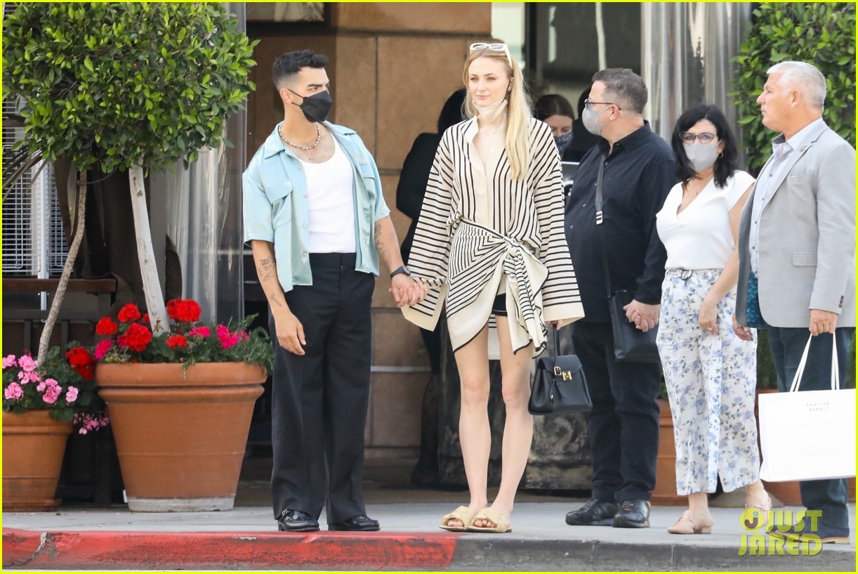 Joe Jonas & Sophie Turner's New Photos Together Are So Sweet!